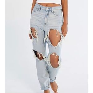 NWT Urban Outfitters BDG Mom High Rise Distressed Jeans in Vintage Denim Light